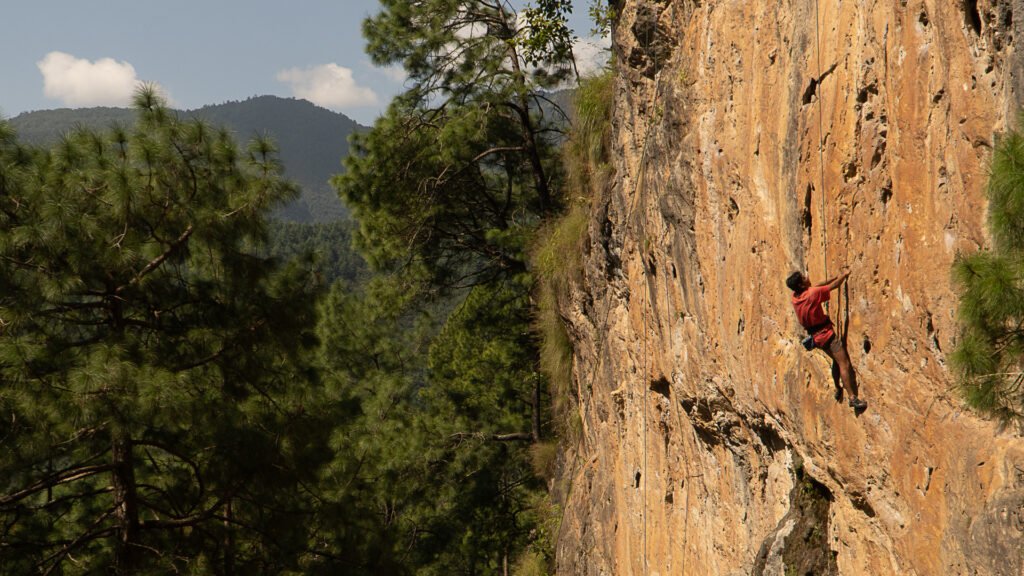 Rock climbing in Nepal Thumbnail